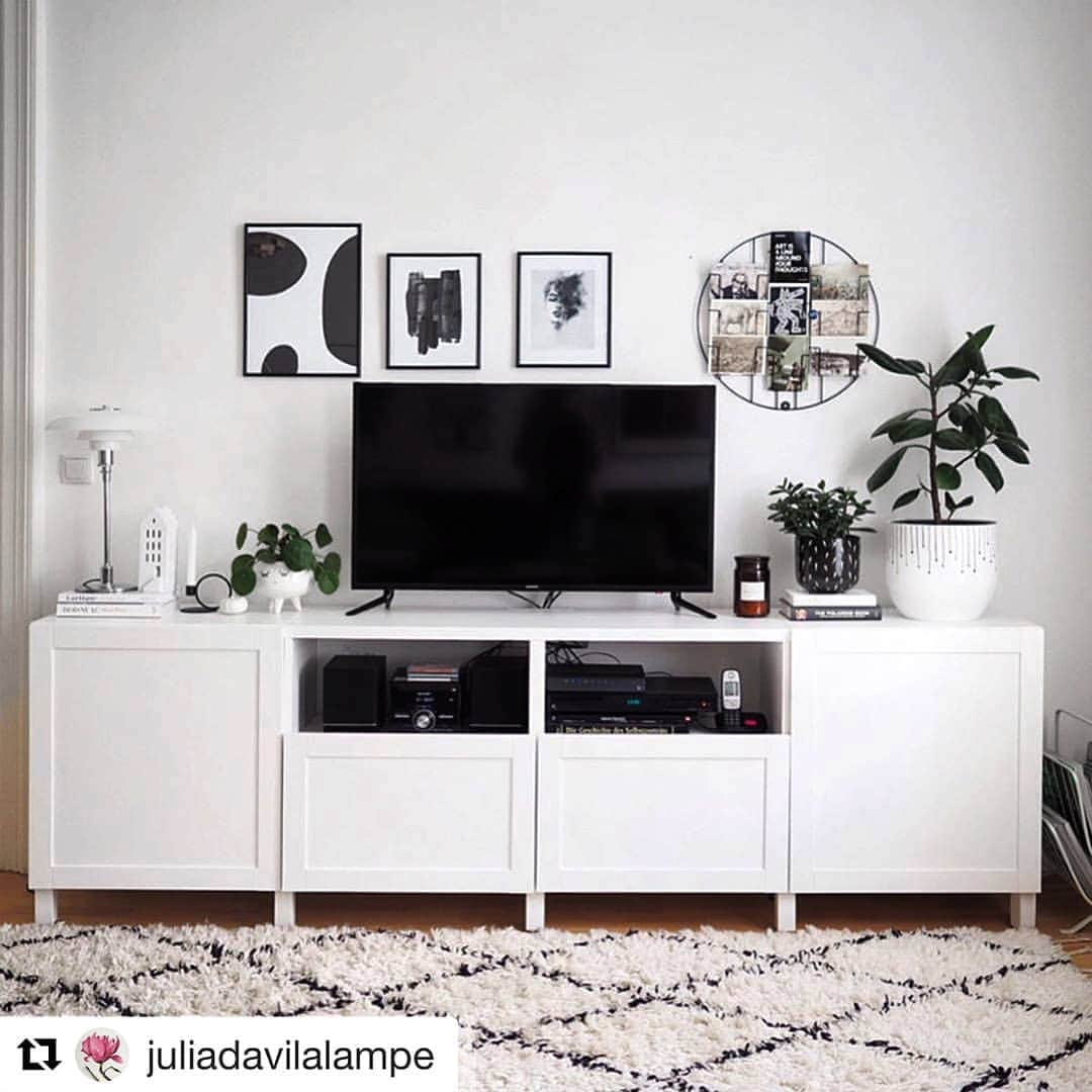 IKEA Austriaさんのインスタグラム写真 - (IKEA AustriaInstagram)「Bei @juliadavilalampe gibt's die perfekte Aussicht für einen entspannten Freitagabend. 🤩 Was habt ihr heute vor? 🤗 #IKEAat #Regram // BESTÅ TV-Bank, Hanviken/Stubbarp weiß € 304,-」2月22日 2時22分 - ikeaaustria