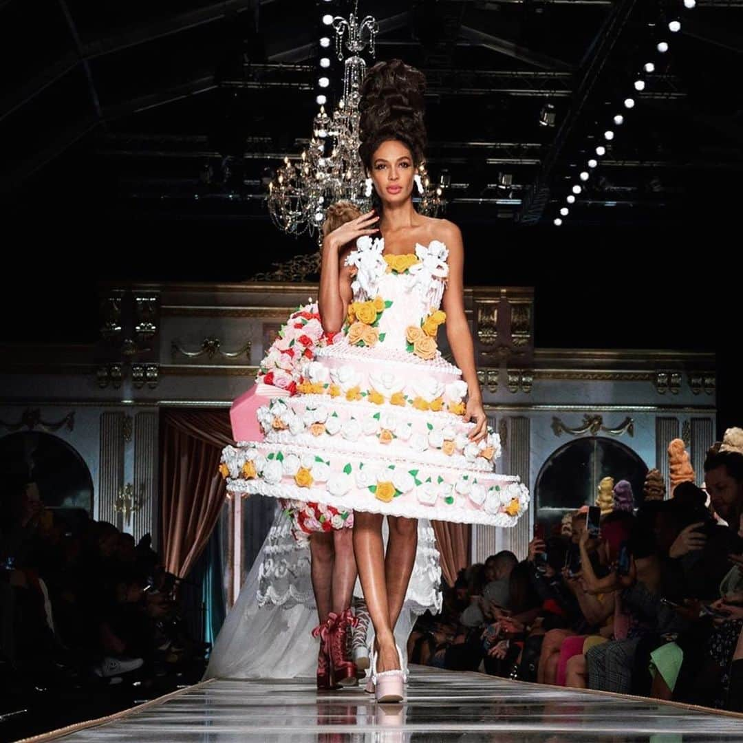 ジョアン・スモールズさんのインスタグラム写真 - (ジョアン・スモールズInstagram)「Can’t have your cake and eat it too... or can you 🎂 @moschino @itsjeremyscott @carlynecerfdedudzeele 🍰」2月22日 2時17分 - joansmalls