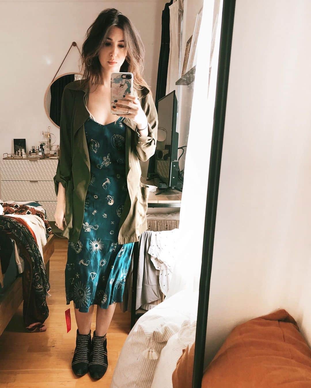 ケイト・ボイージェルのインスタグラム：「as my closet cleanout efforts continue I’m having fun finding new go-to outfits! on @wethedreamers this week I blogged about my new fave combo - midi slip dresses and ankle boots 💃🏻 head over to the link in @wethedreamers bio for more inspo! and happy FRIDAY! .  https://wethedreamers.com/blog/2020/2/18/outfit-to-try-midi-slip-dresses-ankle-boots」