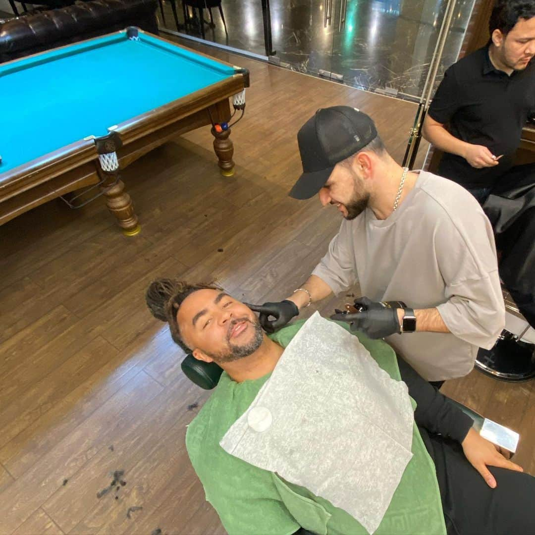 パトリック・オウォモイエラさんのインスタグラム写真 - (パトリック・オウォモイエラInstagram)「After a hard day of „work“.. Relaxing and getting a proper cut @kingston_barber  Thanks to my man @emilio.222 for making me hear good again🙏🏽🙏🏽 😂🤙🏾🙌🏾」2月22日 2時26分 - owomuck