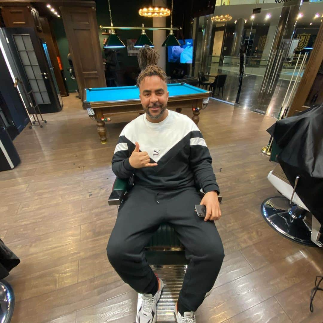 パトリック・オウォモイエラさんのインスタグラム写真 - (パトリック・オウォモイエラInstagram)「After a hard day of „work“.. Relaxing and getting a proper cut @kingston_barber  Thanks to my man @emilio.222 for making me hear good again🙏🏽🙏🏽 😂🤙🏾🙌🏾」2月22日 2時26分 - owomuck