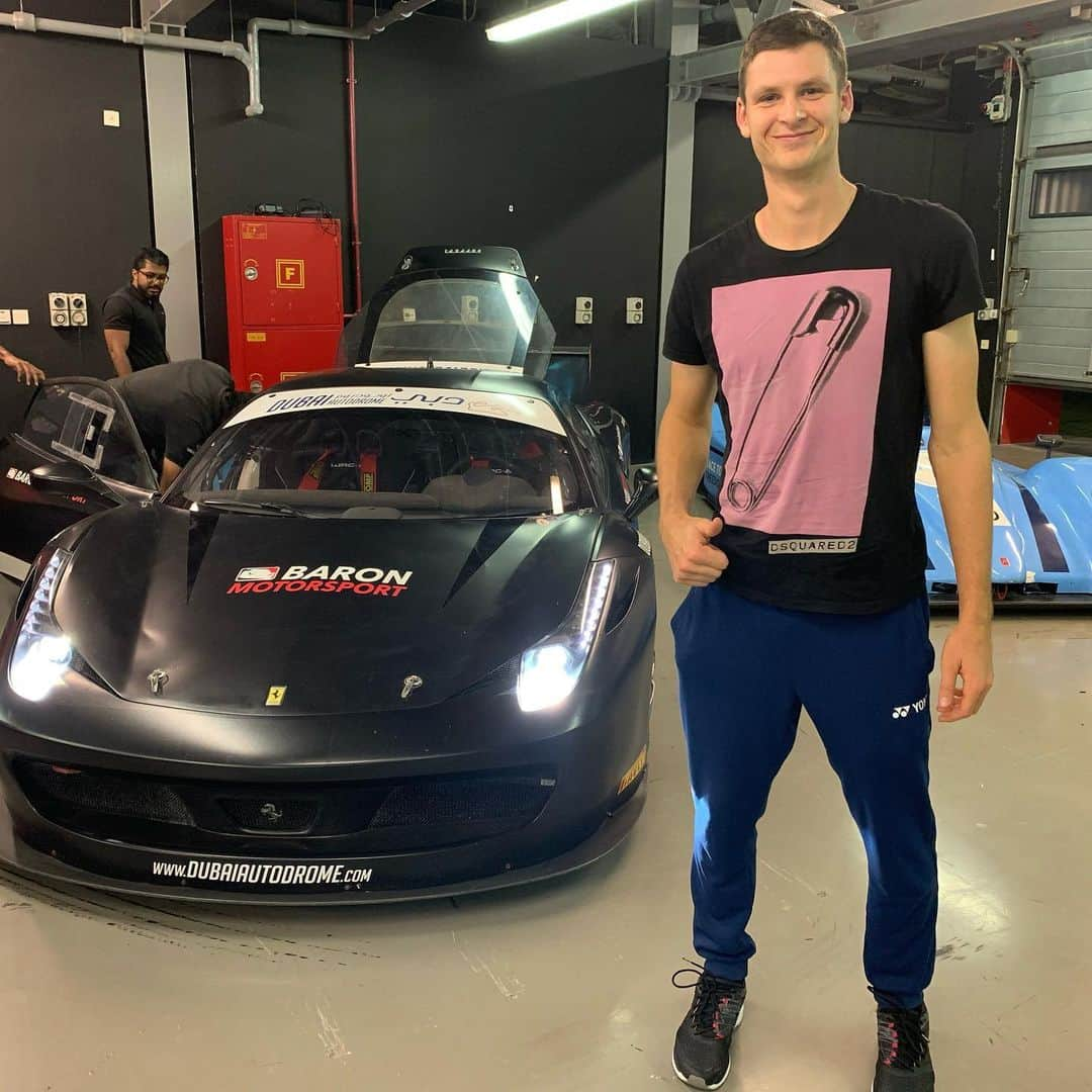 フベルト・フルカチュさんのインスタグラム写真 - (フベルト・フルカチュInstagram)「CB is best coach ever!!😊😊 So much fun @dubaiautodrome #ferrari458challenge  @ddftennis @atptour @grupa_lotos @emocjedopelna @yonex_com #hubi」2月22日 2時37分 - hubihurkacz