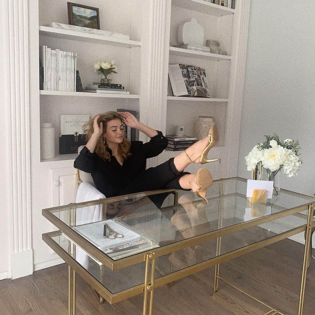 Kelsey Simoneさんのインスタグラム写真 - (Kelsey SimoneInstagram)「FINALLY!! I just uploaded my dream office tour... I couldn’t be more happy with how it turned out! 😁 Link is in my bio to watch xx」2月22日 2時38分 - k.els.e.y