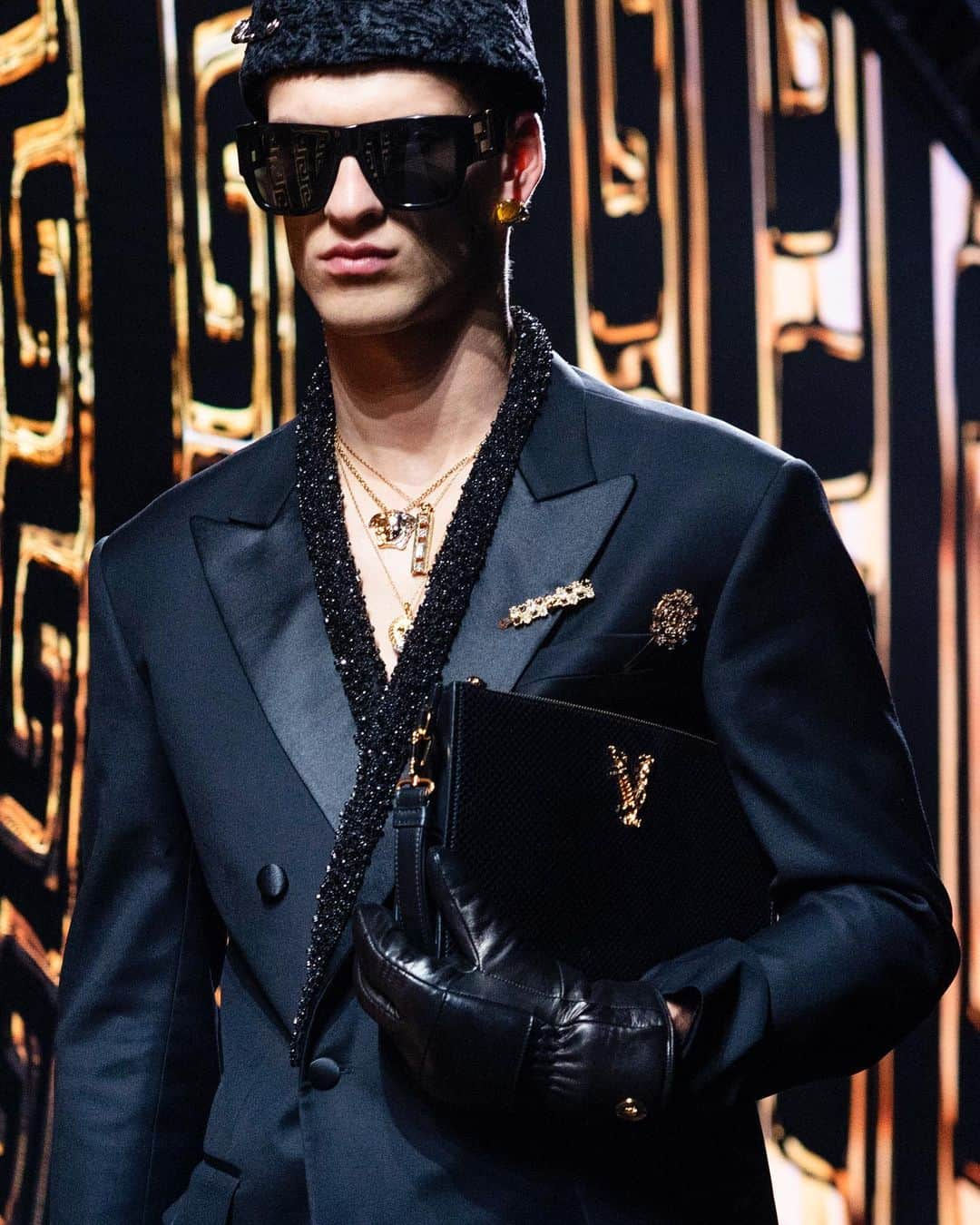 ジャンニヴェルサーチさんのインスタグラム写真 - (ジャンニヴェルサーチInstagram)「Masculine tailoring features sharp, geometric lapels enriched with padded, ton-sur-ton crystal trims. The #VersaceFW20 suit is paired with supple leather accessories and signature hardware. #MFW」2月22日 2時46分 - versace