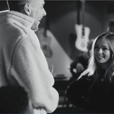 コニー・タルボットのインスタグラム：「It’s out! Our cover of @dualipa “Don’t Start Now”. I LOVE @aidanmartinreal and his voice, it was such a laugh doing this. Hope you love it as much as we loved making it 🖤 link in biooooooo🖤 @muphovi 🎥」