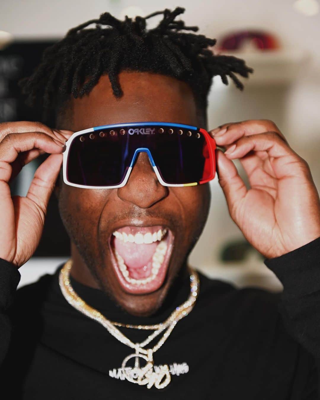 OAKLEYのインスタグラム：「You can't know where you are going until you know where you have been. Oakley Concept Studio Edition 002. Now live. 😲 @nigelsylvester #OneObsession」