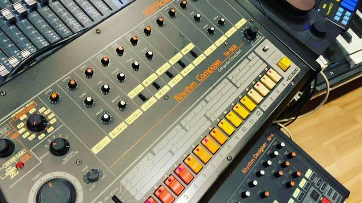 島田昌典のインスタグラム：「#tr808  #rd8 #roland #behringer 音似てるけど違ってた。キック、スネアの押し出し感、リムショットのグループ感、カウベルのピッチ。ベリンガーは頑張ってるけどやはり本家は素晴らしい！」