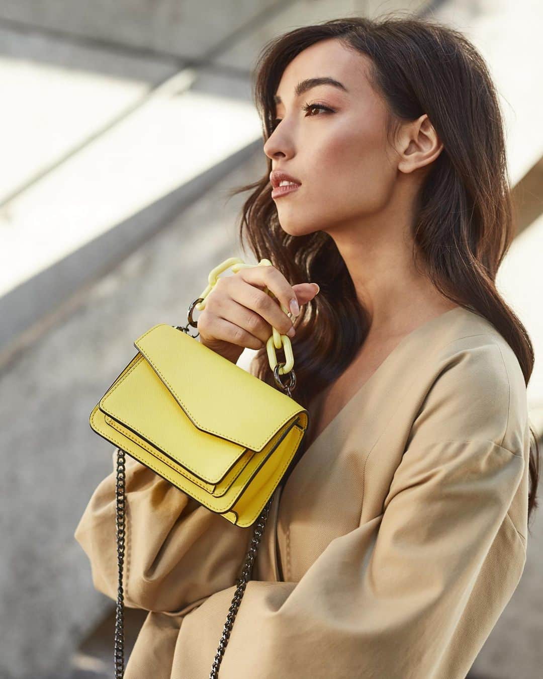 ボトキエのインスタグラム：「Mellow yellow mood 💛 #botkier #girlonthego #newarrivals」