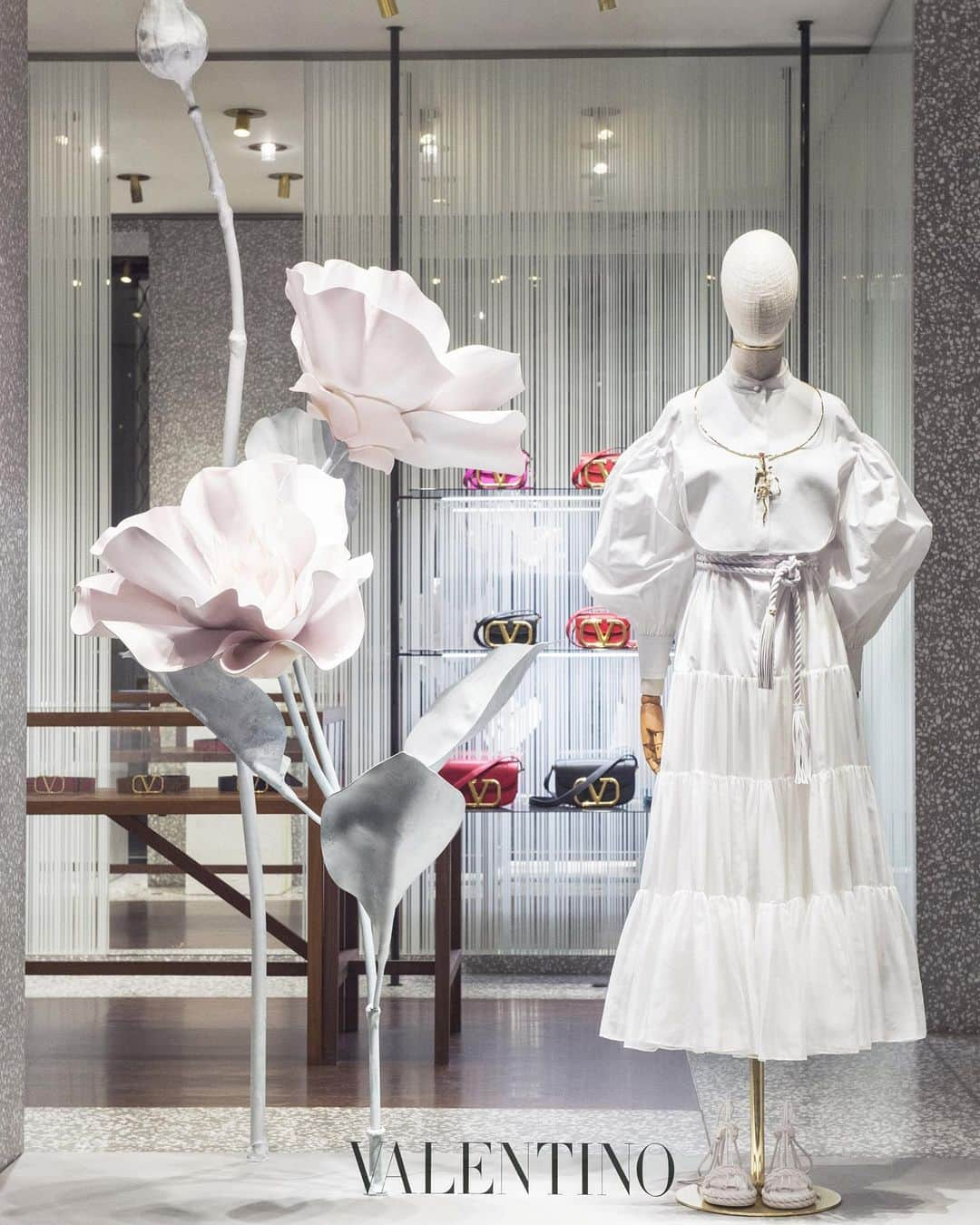 Valentinoさんのインスタグラム写真 - (ValentinoInstagram)「For the #ValentinoLeBlanc project, the Couture values of the brand have been translated into essential, everyday ready-to-wear-items, all in a white color palette. In celebration, Milan’s Montenapoleone store has been transformed into an all-white atelier, allowing visitors to customize their very own white shirt.」2月22日 3時09分 - maisonvalentino