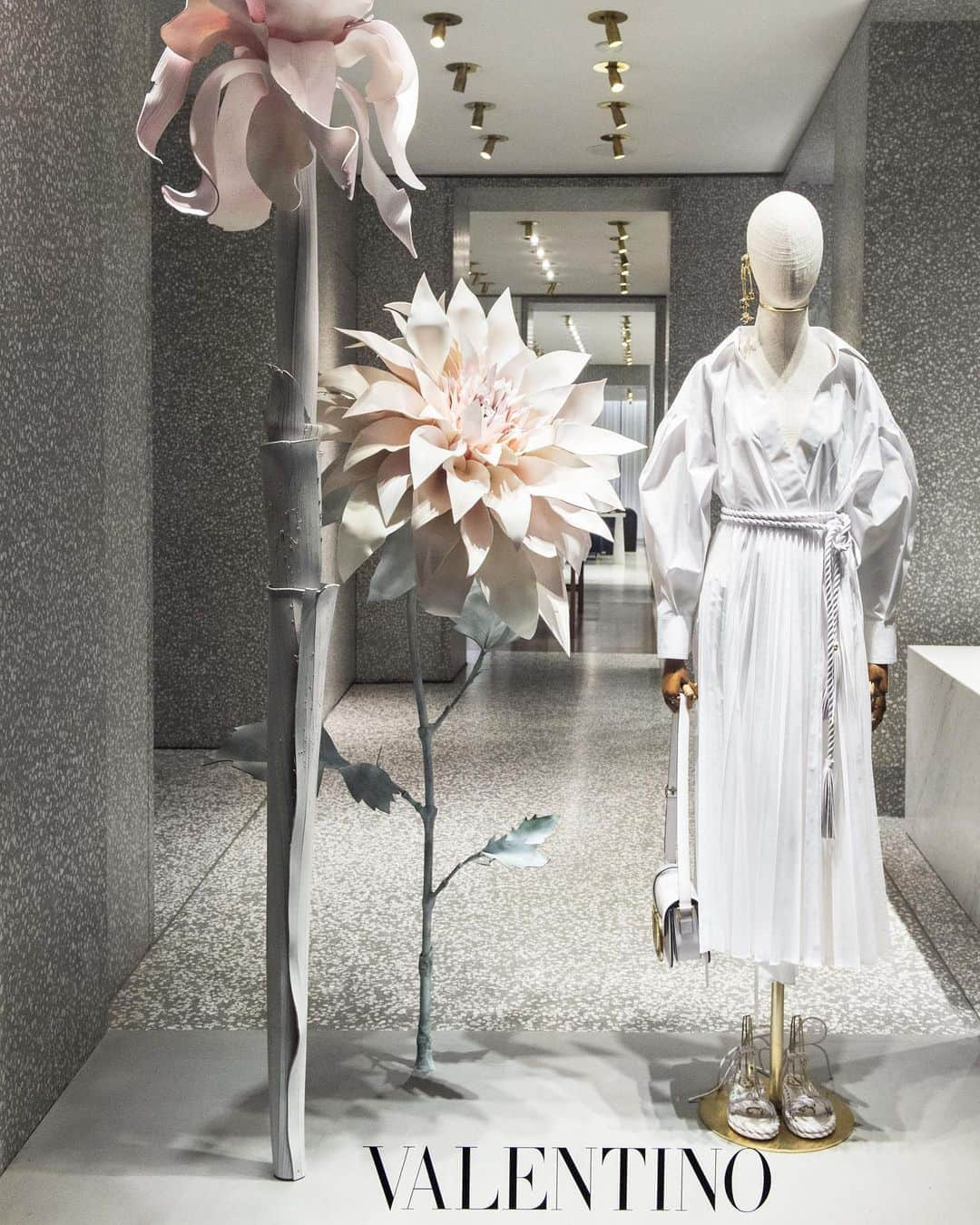 Valentinoさんのインスタグラム写真 - (ValentinoInstagram)「For the #ValentinoLeBlanc project, the Couture values of the brand have been translated into essential, everyday ready-to-wear-items, all in a white color palette. In celebration, Milan’s Montenapoleone store has been transformed into an all-white atelier, allowing visitors to customize their very own white shirt.」2月22日 3時09分 - maisonvalentino