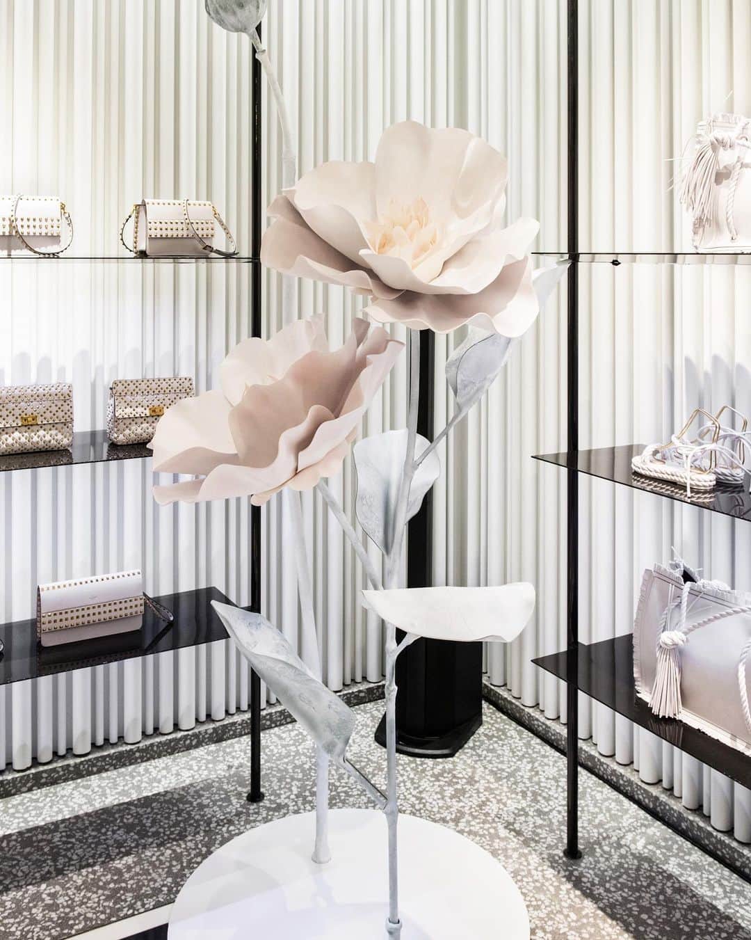 Valentinoさんのインスタグラム写真 - (ValentinoInstagram)「For the #ValentinoLeBlanc project, the Couture values of the brand have been translated into essential, everyday ready-to-wear-items, all in a white color palette. In celebration, Milan’s Montenapoleone store has been transformed into an all-white atelier, allowing visitors to customize their very own white shirt.」2月22日 3時09分 - maisonvalentino