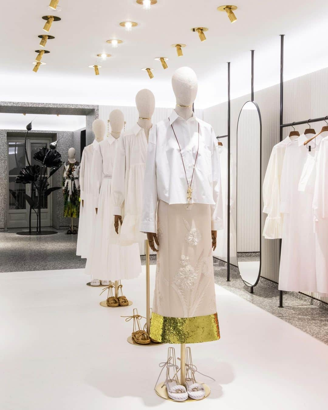 Valentinoさんのインスタグラム写真 - (ValentinoInstagram)「For the #ValentinoLeBlanc project, the Couture values of the brand have been translated into essential, everyday ready-to-wear-items, all in a white color palette. In celebration, Milan’s Montenapoleone store has been transformed into an all-white atelier, allowing visitors to customize their very own white shirt.」2月22日 3時09分 - maisonvalentino