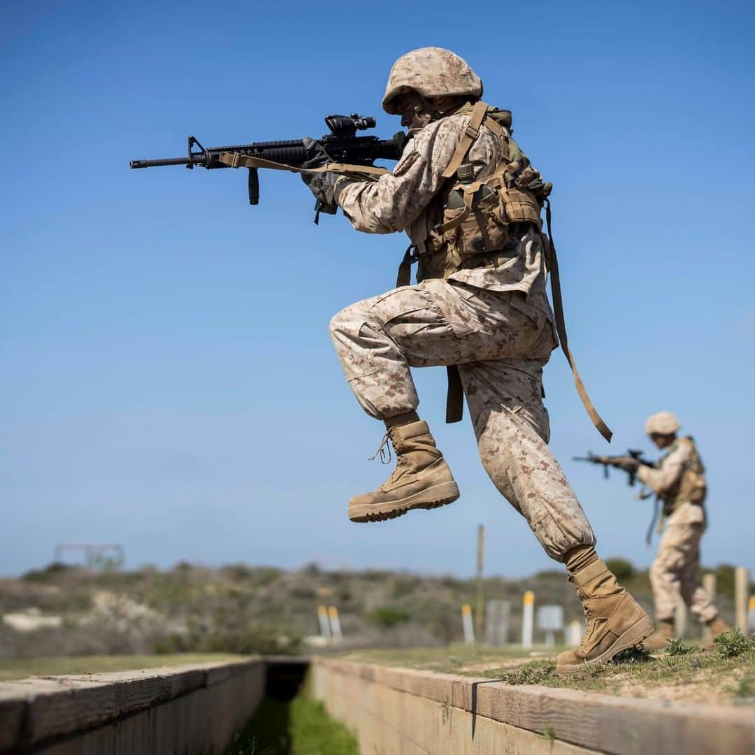 アメリカ海兵隊さんのインスタグラム写真 - (アメリカ海兵隊Instagram)「Action Shot  A recruit with Echo Company, 2nd Recruit Training Battalion, participates in a Crucible event at @mcb_camp_pendleton. The Crucible is the culminating event before a recruit earns the title of Marine. (U.S. Marine Corps photo by Lance Cpl. Zachary T. Beatty)  #USMC #Crucible #Recruit #BootCamp」2月22日 3時30分 - marines