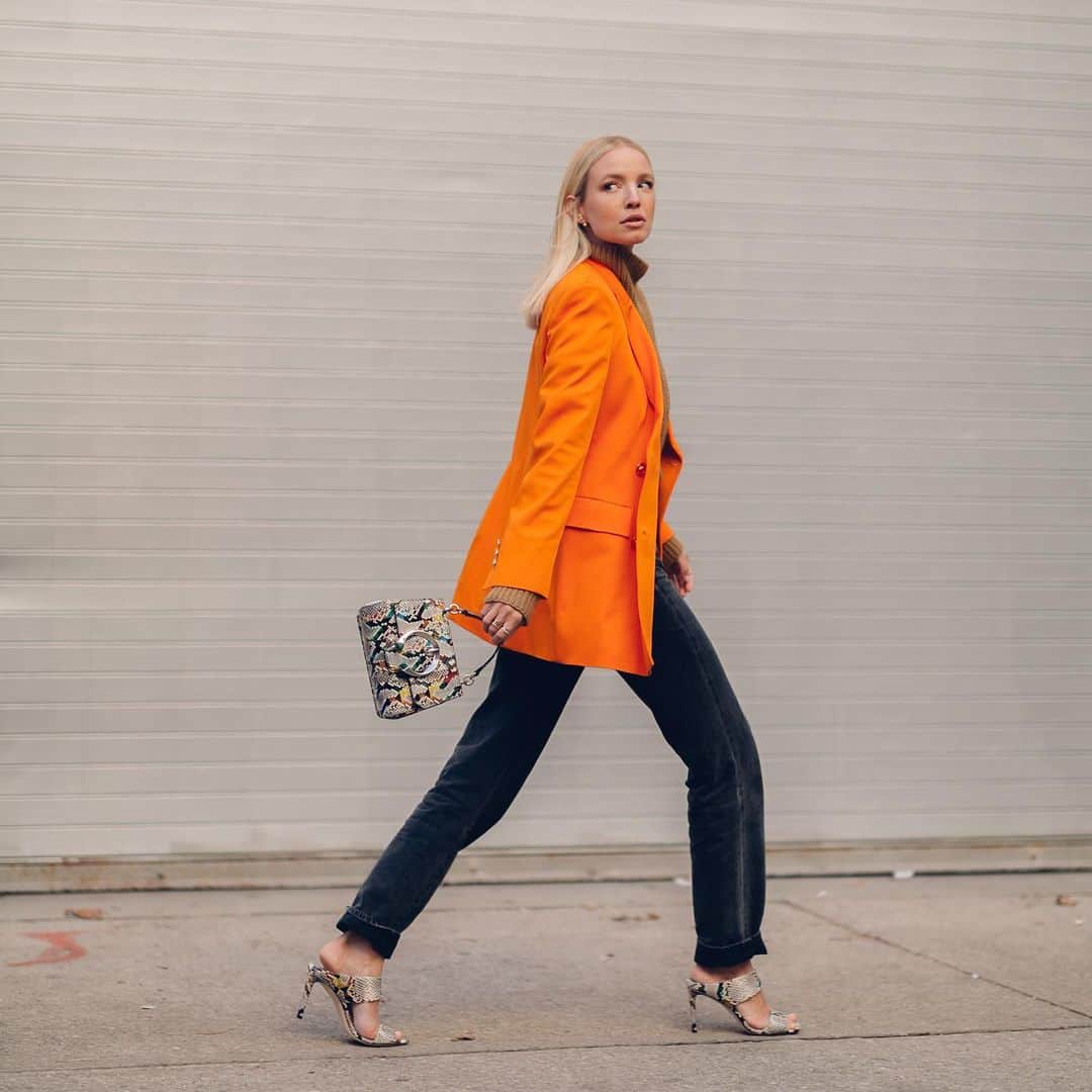Jimmy Chooさんのインスタグラム写真 - (Jimmy ChooInstagram)「Spotted at #NYFW: @leoniehanne wears our HIRA mules and MADELINE top handle bag in matching rainbow elaphe #JimmyChoo」2月22日 3時35分 - jimmychoo