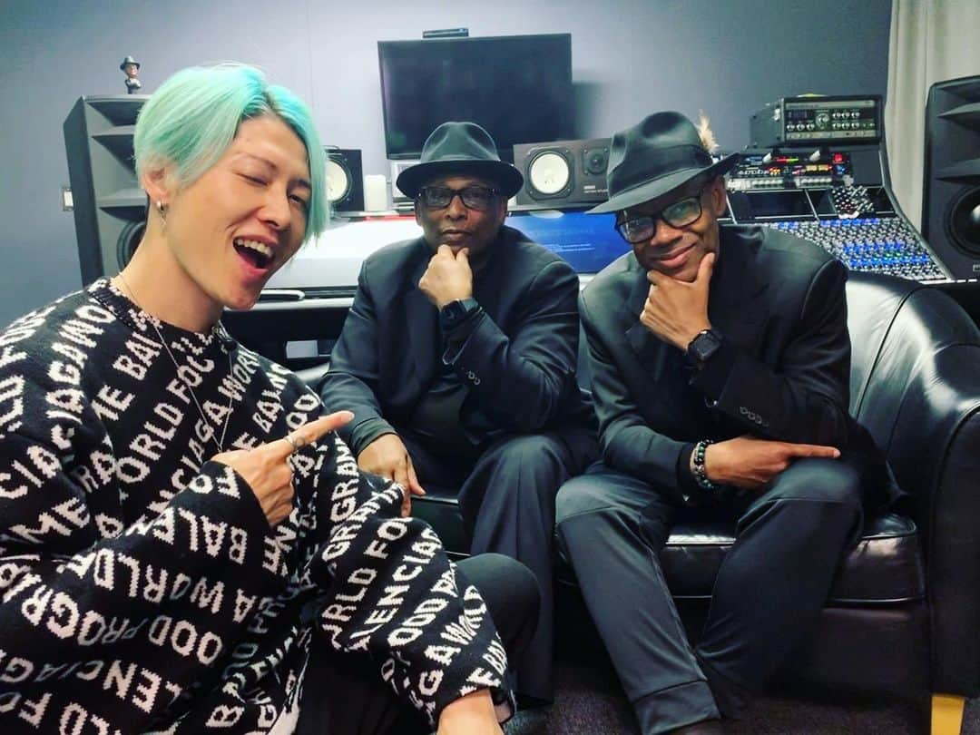 雅-MIYAVI-さんのインスタグラム写真 - (雅-MIYAVI-Instagram)「Such a sweet reunion with these living legends. The first music producers I worked with in the states and also my mentors in the music industry. They are the ones who taught me that “The most important thing when you make music is not “how you make it” it’s “why you make it”. The real Men In Black right here to save the world! Big appreciation and mad respect. 🙏🏻 ジャム＆ルイスの２人と。僕がアメリカではじめてお仕事させていただいたプロデューサーです。僕にとって音楽界における先生。彼らが「もっとも重要なのは、どんな音楽を作るかではなく『なぜその音楽を作るのか』ということ」と教えてくれた存在でもあります。地球を救いに来たリアル・メンインブラック、最大級の感謝とリスペクトを！！！！」2月22日 3時35分 - miyavi_ishihara