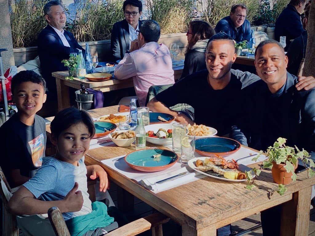 サネリー・ジェームズのインスタグラム：「Lunch with the boys. Thanks for the great hospitality legend @patrickkluivert9 ♥️🙏🏾」