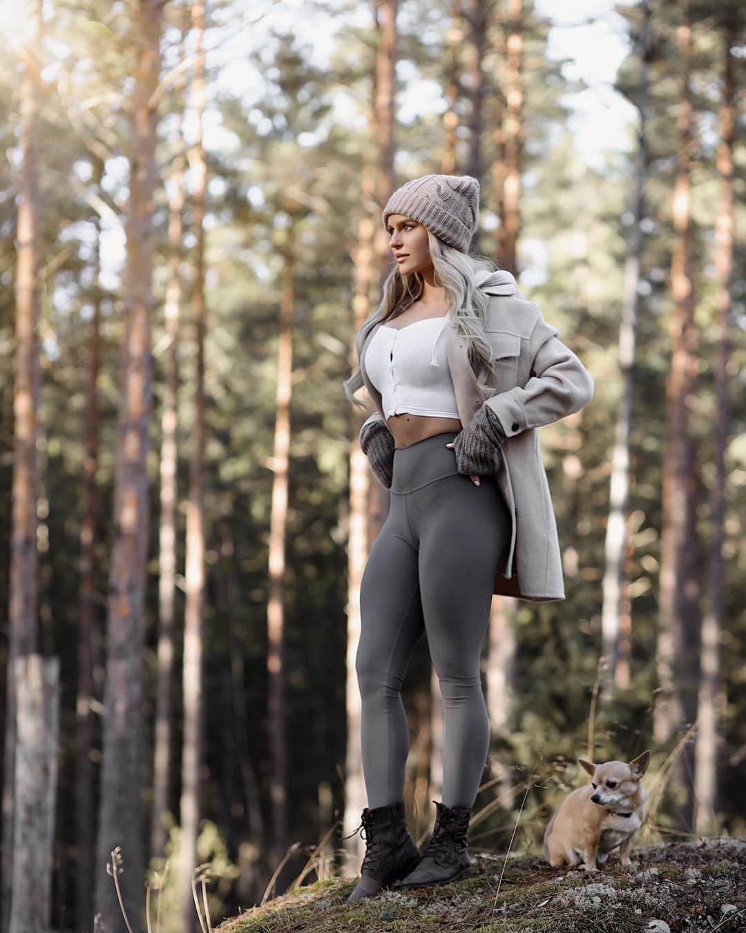 Anna Nyströmのインスタグラム：「Cozy walks in the woods 💗✨」
