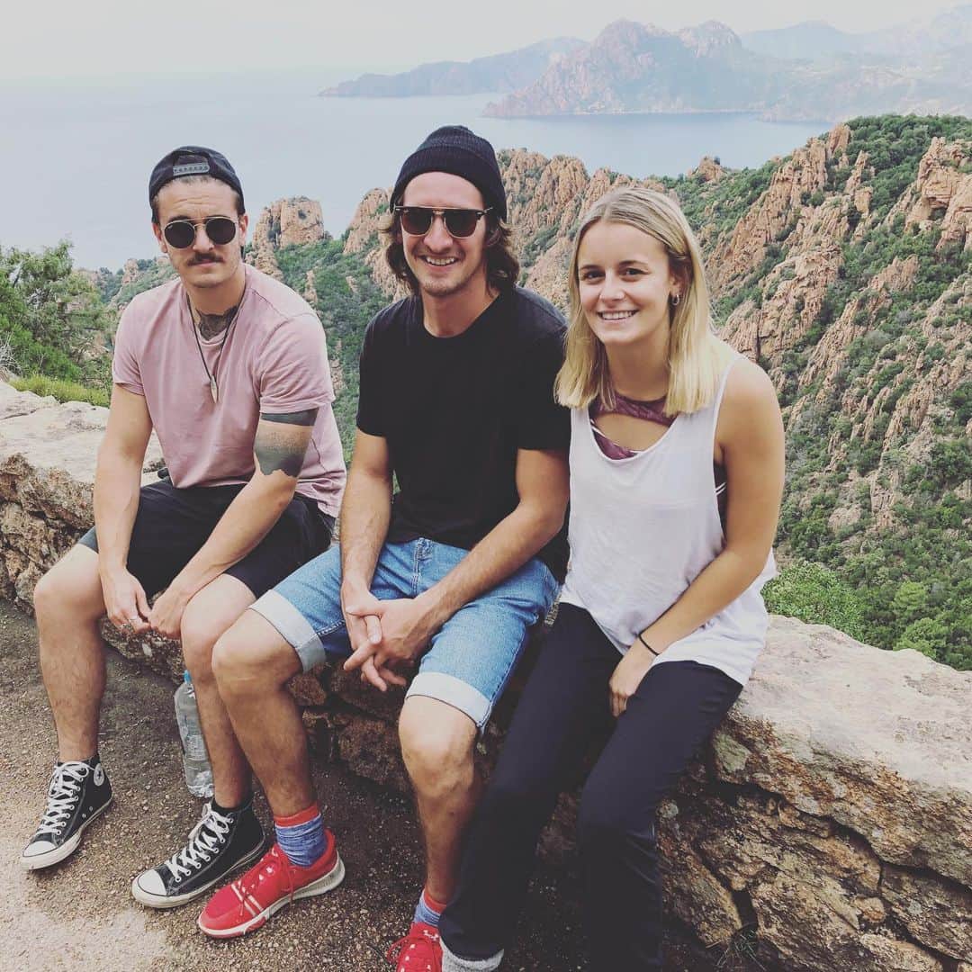 シャルリ・ビロドーのインスタグラム：「3 kids on the back seat 🙈🙉🙊 Throw back #corsica」