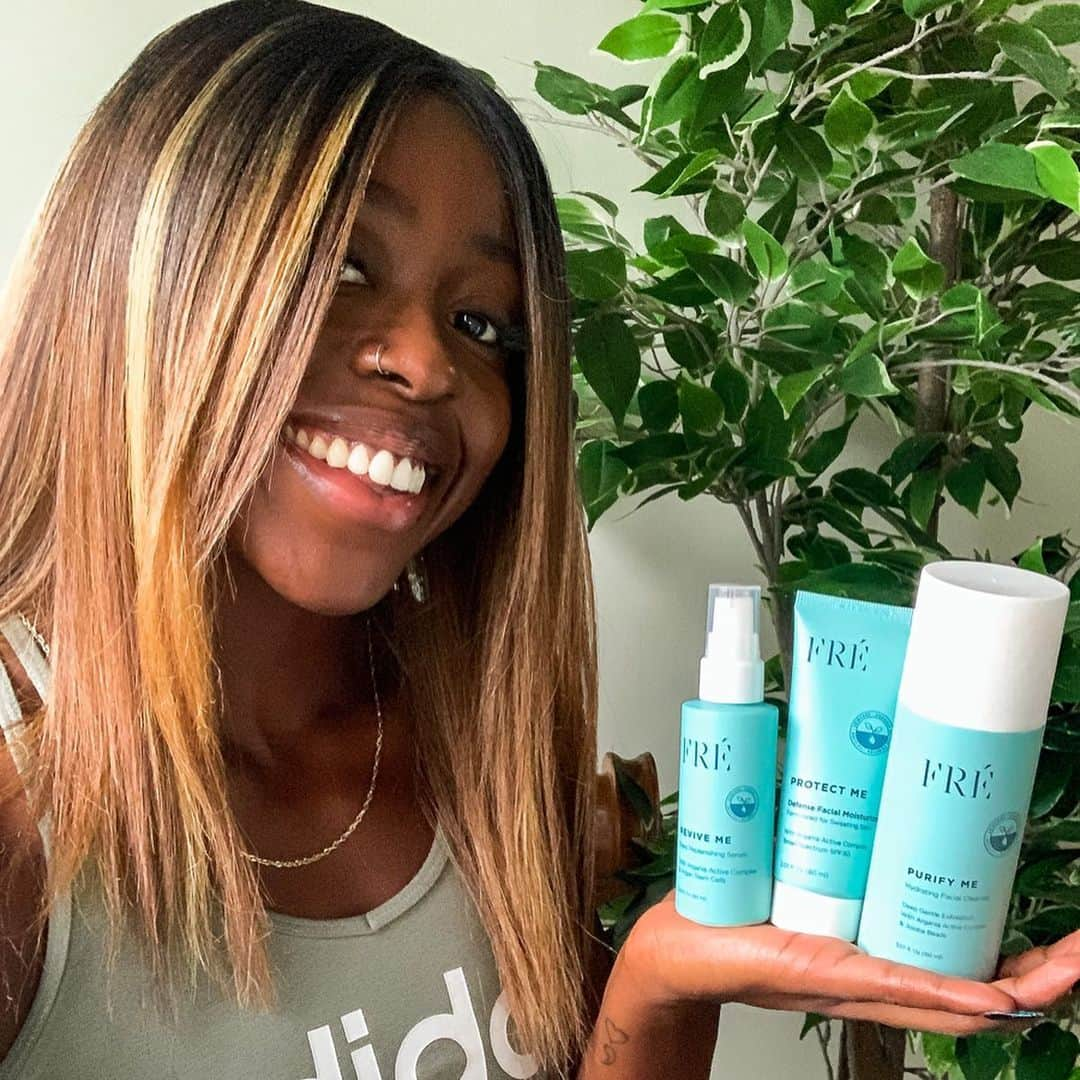 デズリー・ヘンリーさんのインスタグラム写真 - (デズリー・ヘンリーInstagram)「#AD @freskincare has officially been added to my post workout skincare routine! 💃🏿 • • I’ve enjoyed using these products over the last few weeks and for someone like me who sweats so much during a workout i’m glad that there’s a product that makes my skin feel completely fresh and clean after a workout ✨ • Now watch my skin glow 😉• • Thank you @freskincare 💙 • #SkinCareRoutine#DrySkin#HydratingSkin#Moisturizer#Exfoliator#Cleanser#FreshSkin#freskincare」2月22日 3時57分 - desiree_lh