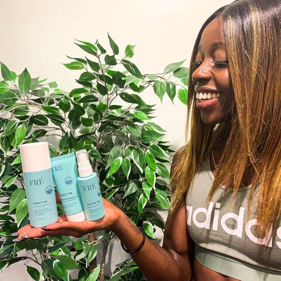 デズリー・ヘンリーさんのインスタグラム写真 - (デズリー・ヘンリーInstagram)「#AD @freskincare has officially been added to my post workout skincare routine! 💃🏿 • • I’ve enjoyed using these products over the last few weeks and for someone like me who sweats so much during a workout i’m glad that there’s a product that makes my skin feel completely fresh and clean after a workout ✨ • Now watch my skin glow 😉• • Thank you @freskincare 💙 • #SkinCareRoutine#DrySkin#HydratingSkin#Moisturizer#Exfoliator#Cleanser#FreshSkin#freskincare」2月22日 3時57分 - desiree_lh