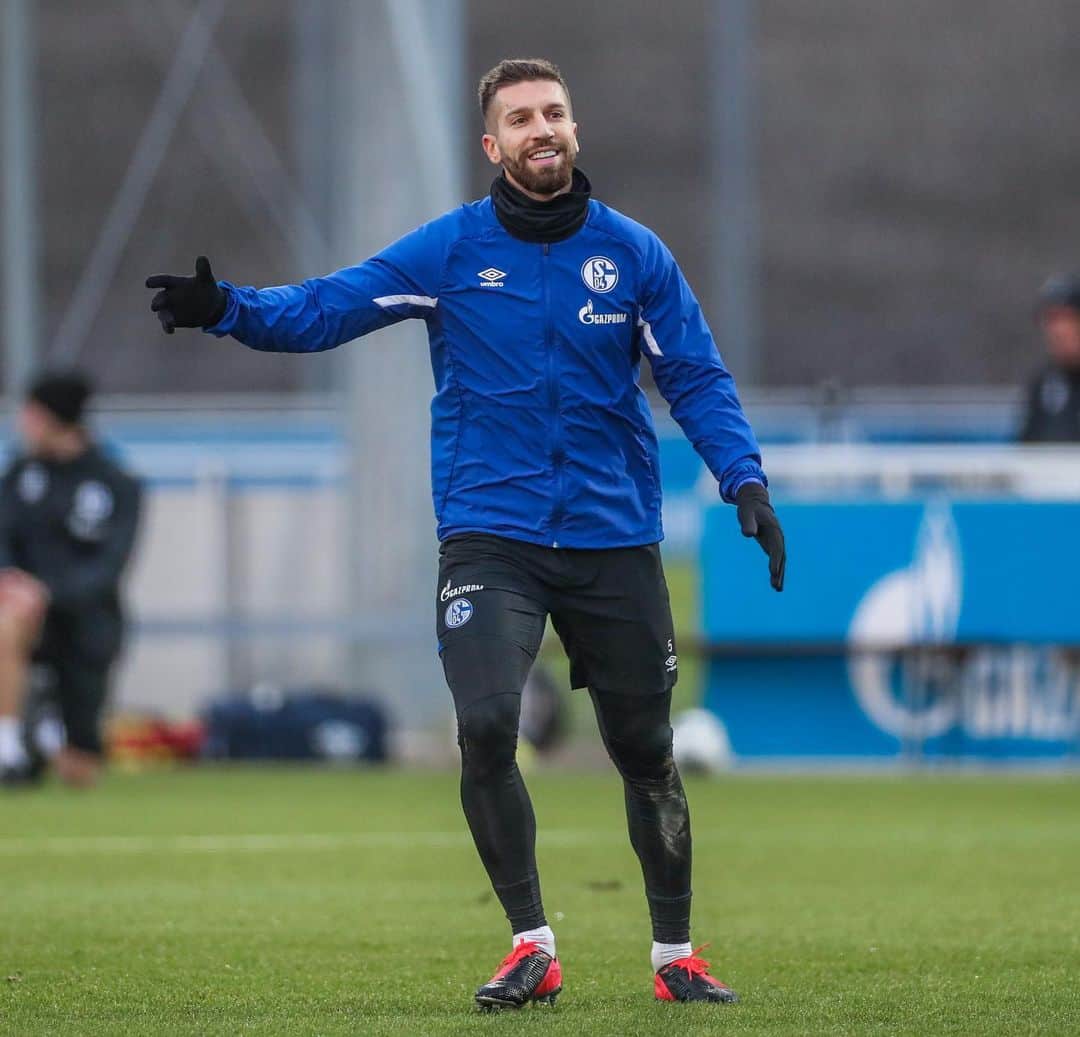 マティヤ・ナスタシッチのインスタグラム：「Abschlusstraining vor dem morgigen Spiel 💙 🆚 RB Leipzig! 👊🏼⚒#abschlusstraining #S04RBL #WirLebenDich #Nordkurve #GEfans #MN5」