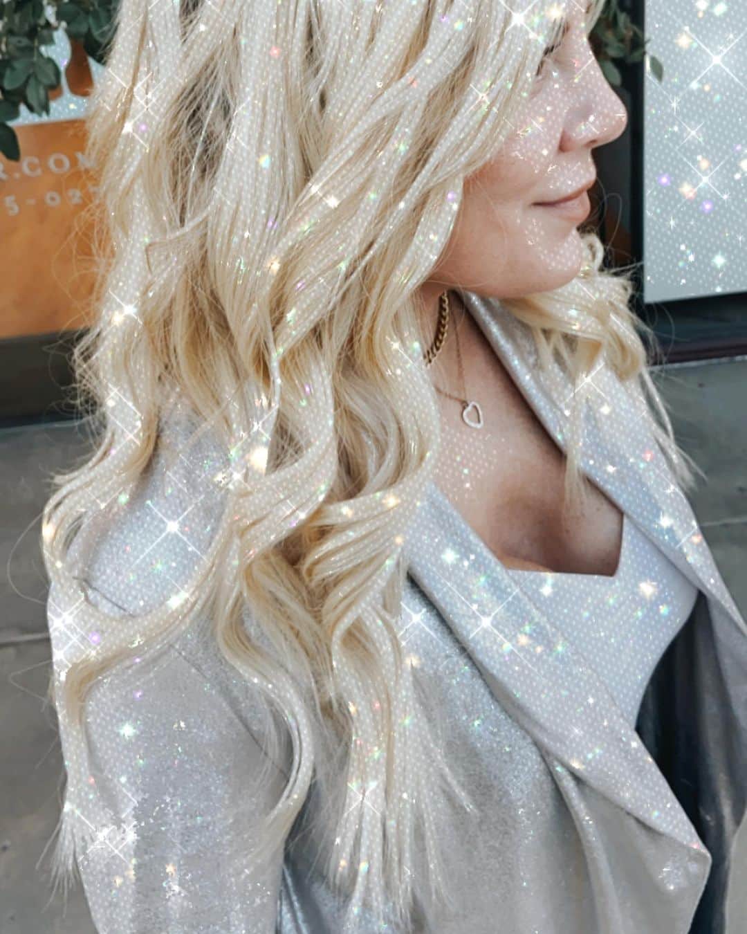トリ・スペリングさんのインスタグラム写真 - (トリ・スペリングInstagram)「Girls ( well, Beau and Sven too!) Beauty Day Out... - Stella and Hattie and I got to preview the #Frozen2 takeover of @thedrybar and fans can get Anna and Elsa inspired hairstyles on 2/25 when Frozen 2 is out on Blu-ray! @disneyfrozen #beautyday」2月22日 4時07分 - torispelling