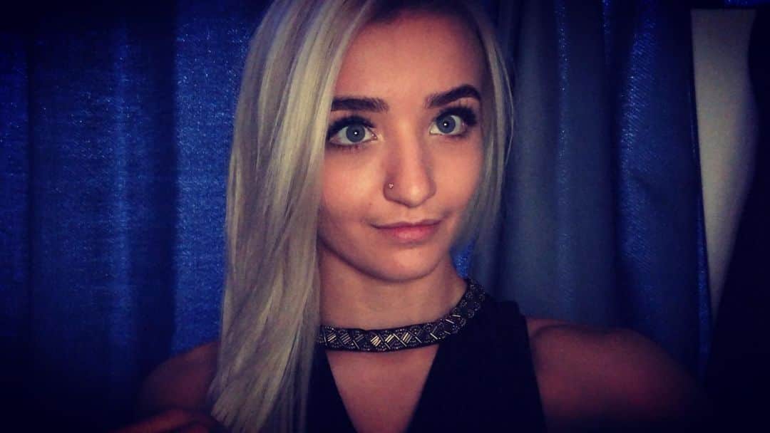 ザイヤ・ブルックサイドのインスタグラム：「‘If I die young, bury me in satin, Lay me down on a bed of roses, Sink me in a river, at dawn. Send me away with the words of a love song’ 🌹- @thebandperry」