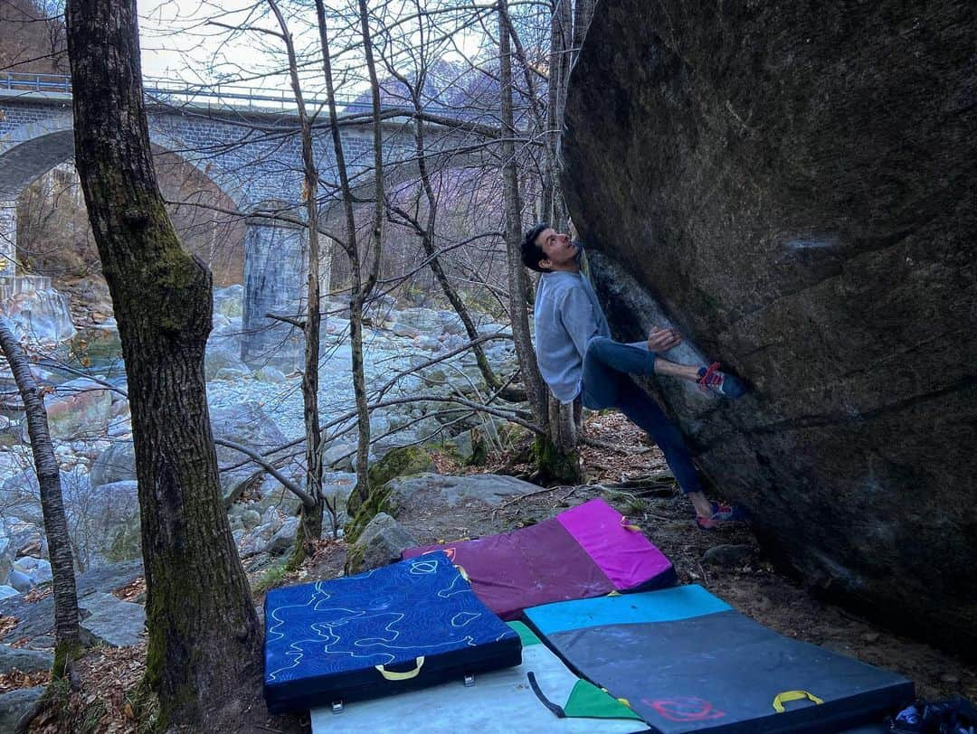 ポール・ロビンソンさんのインスタグラム写真 - (ポール・ロビンソンInstagram)「Great first day in Switzerland! Super tired and jet lagged but really fun to climb on some new boulders in Brione. I managed to flash @giuliano_cameroni ‘s “Red” around 7B+ and flash “Fuoco di Pagli” around 7C+ and make a quick ascent of a great new classic called “Fulcrum” 8A+. Got about 48 more days here and I am psyched! Photos: @lizzy.ellison #bouldering」2月22日 4時16分 - paulrobinson87