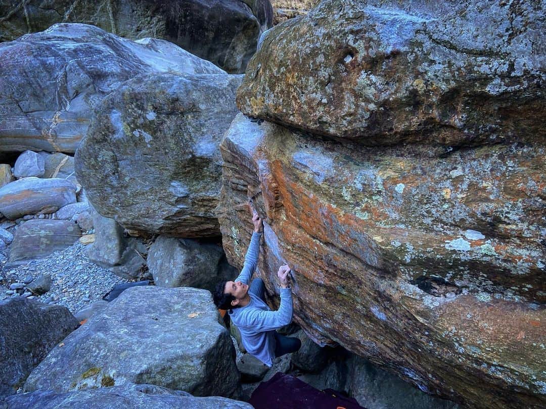ポール・ロビンソンのインスタグラム：「Great first day in Switzerland! Super tired and jet lagged but really fun to climb on some new boulders in Brione. I managed to flash @giuliano_cameroni ‘s “Red” around 7B+ and flash “Fuoco di Pagli” around 7C+ and make a quick ascent of a great new classic called “Fulcrum” 8A+. Got about 48 more days here and I am psyched! Photos: @lizzy.ellison #bouldering」