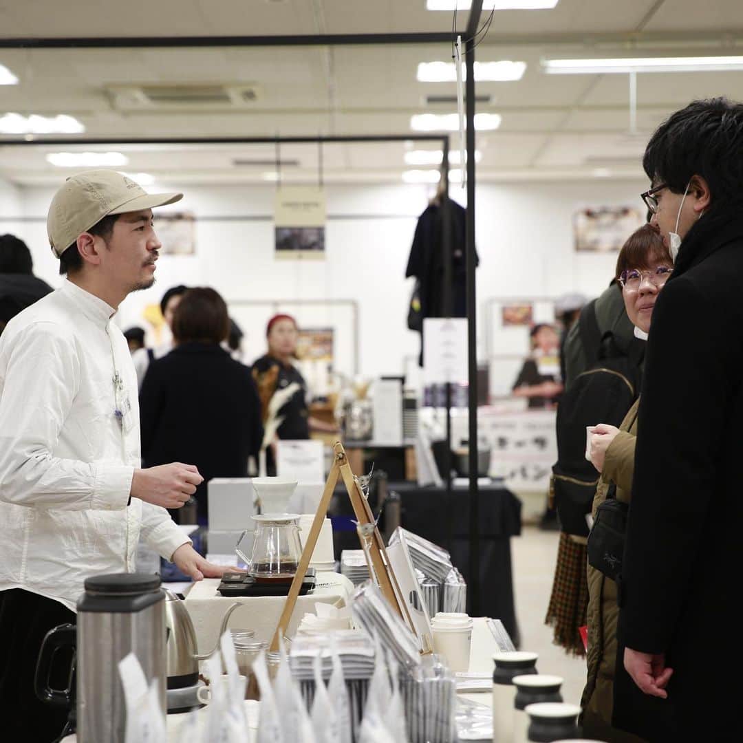 goodcoffeemeさんのインスタグラム写真 - (goodcoffeemeInstagram)「GoodCoffeeFest@IWATAYA 4日目💁‍♂️﻿ 本日もみなさまのご来場をお待ちしています！ ﻿ ﻿ 【Event Info】﻿ 毎回好評のミニマグやグッズも会場限定で販売予定。﻿ 気になる出店ショップのラインナップやグッズ情報も順次発表していきますのでお見逃しなく！﻿ ﻿ Good Coffee Fest@IWATAYA 2020﻿ 日程 : 2020年2月19日(水)〜 24日(月)﻿ 時間：10:00〜20:00 (最終日2/24は18:00閉場)﻿ 会場：岩田屋本店 7階 大催事場﻿ 住所：福岡県福岡市中央区天神2-5-35﻿ ﻿ #goodcoffeefest #goodcoffee #goodcoffee_fukuoka﻿」2月22日 15時21分 - goodcoffeeme
