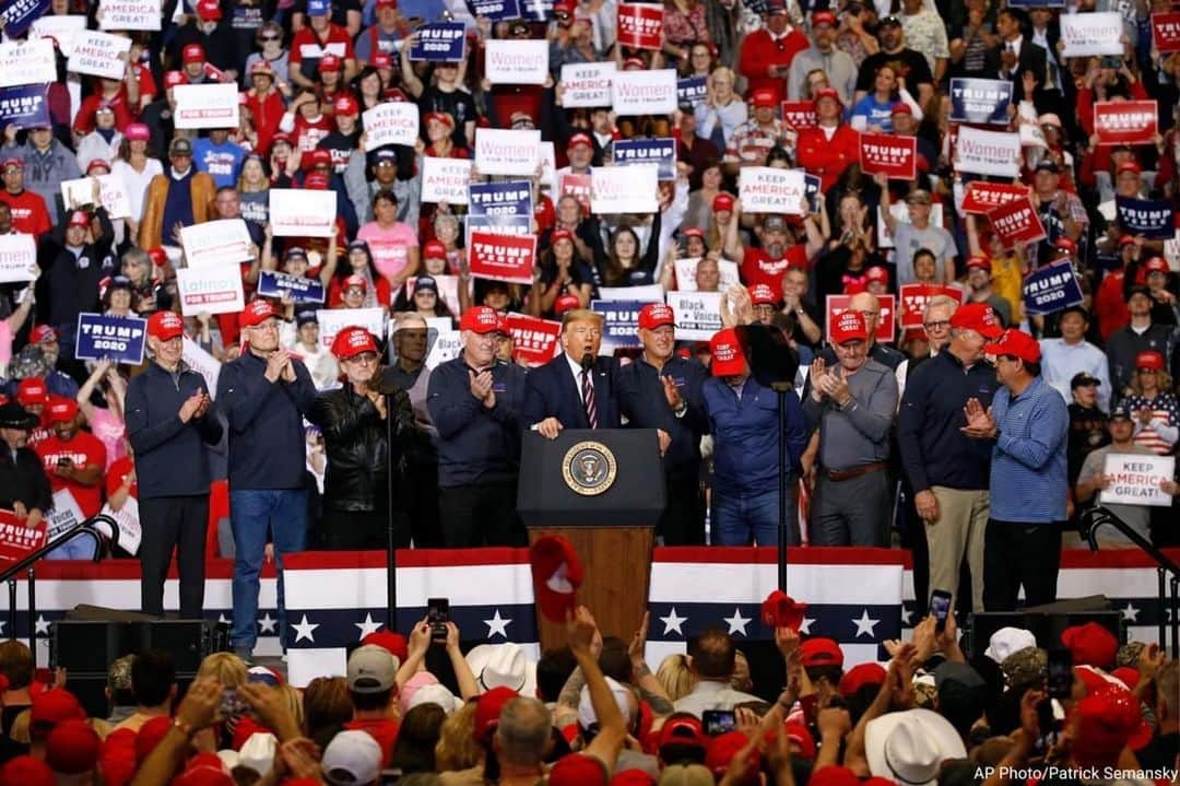 ドナルド・トランプさんのインスタグラム写真 - (ドナルド・トランプInstagram)「#Repost @foxnews ・・・ President Trump welcomed members of the 1980 US Olympic hockey team to a ‘Keep America Great’ rally in Las Vegas, Nevada, Friday afternoon, ahead of the 40th anniversary of their “Miracle on Ice” victory against the Soviet Union.」2月22日 15時22分 - realdonaldtrump