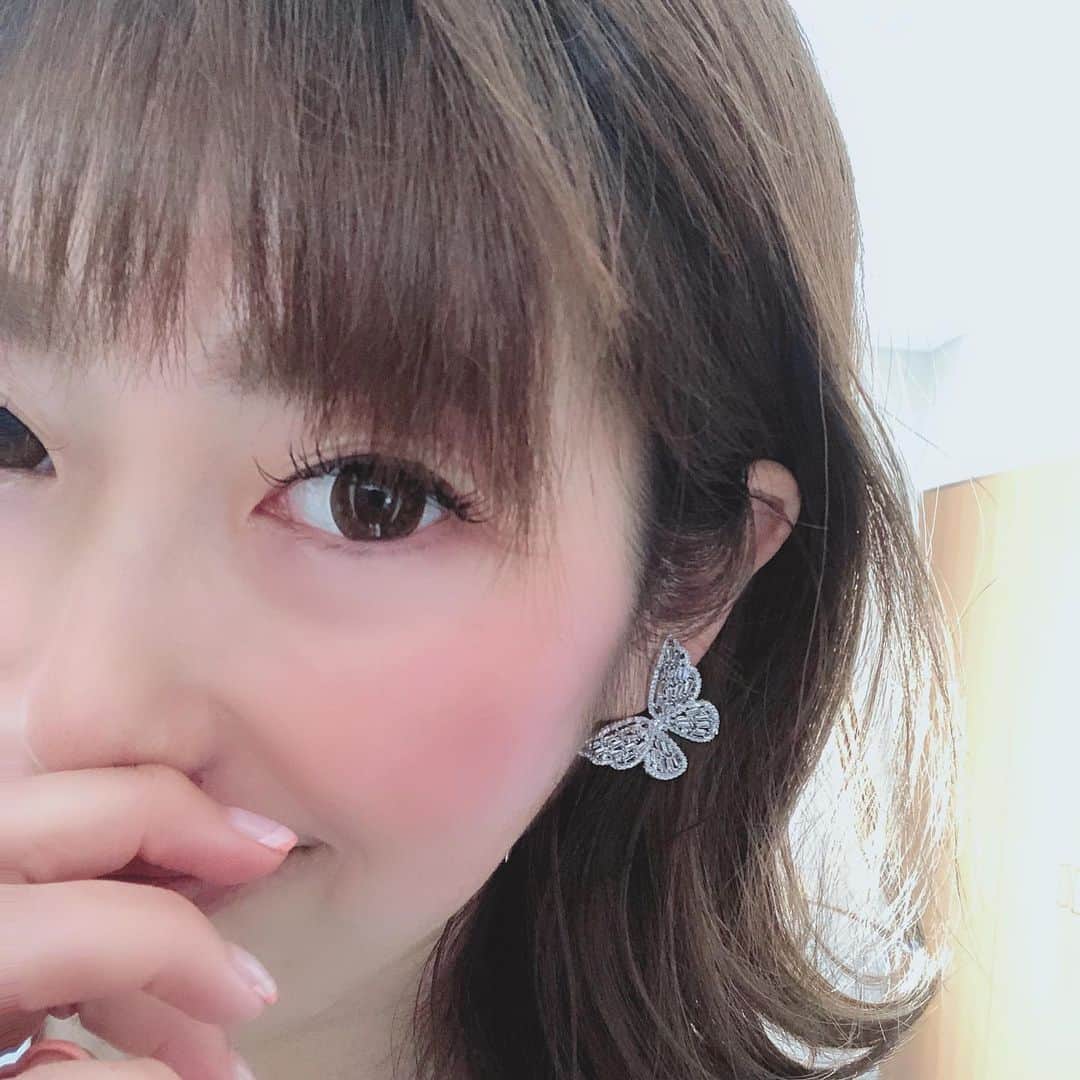 のインスタグラム：「インフルエンザ看病で、引きこもりの間に、かなり春が近づいてきたような…時間もあったから、冬物整理して春物引っ張り出して… そろそろ分厚いセーターに飽きてきたので、寒さに耐えれる程度に春っぽく🌸と、思っております😆まずは、小物から…というわけで、最近のお気に入りは @the_lilac_accessories で、購入した蝶々のイヤリング❤️最近、指輪以外のアクセサリーをする気力もなかったけど、久々耳元胸元にアクセサリープラスすると気分上がりますね💕 この週末は、本格的に衣替えしてしまおうかな…早いかな？やっぱり😂  #springhascome #spring #butterfly #shiba_u #衣替え」