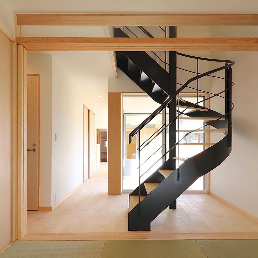 伊藤瑞貴建築設計事務所のインスタグラム：「今日は大安吉日。  越前市　T Houseの引渡しでした。 今回の竣工祝いは、まもなく誕生予定の「笏谷石バンク」で作った笏谷石プロダクト。  めちゃくちゃ喜んでくれました！  Mizuki ito Architects URL: http://miaaa.biz/  ーーーーーーーーーーーーーー @mizukiitooo ーーーーーーーーーーーーーー #福井県坂井市 #福井市 を中心に活動している #伊藤瑞貴建築設計事務所 です。 #住宅・ #クリニック ・ #オフィス 等、 #シンプルで #モダン で #サスティナブル ( #パッシブハウス )な #木造建築 を中心ご提案させて頂いております。 #建築家とつくる家づくり。  #セミオーダー #デザイン #インテリア #建築家 #つながる家プロジェクト #ロングライフデザイン #スローライフ #緑のある暮らし #マイホーム #マイホーム計画 #福井県 #architects #architettura #architecture #green #architects #architecture #archilovers  #simple #simplelife #伊藤瑞貴建築設計事務所」