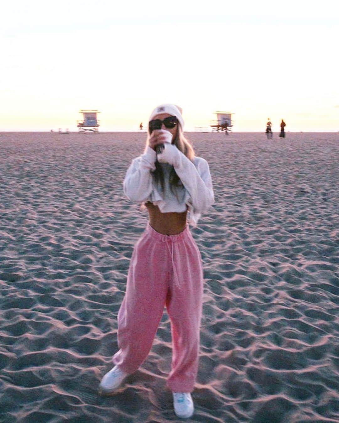 MARISのインスタグラム：「質問が多かったこの日の格好😎 ・ Top: @urbanoutfitters @brandymelvilleusa  このサーマルは自分で切ったの😙✌️ ５枚くらい同じよーなの持ってて何かと着てるよ😆ホワイト以外もいれたら10枚はこの形持ってるかも🤭好きな形見つけたら何枚も持つタイプ♡ Bottomsの質問が1番多かったんだけど とにかく着心地第一で選んでる♡ @pacsun には @essentials も @champion も@brandymelvilleusa も 入ってるよ💕ここと @urbanoutfitters はアメリカ行ったらとりあえず行くよー😚✌️これも初日にgetしたやつ♡ Bagは色々なくしがちだからあんまり持たない🤣 車移動が多いから特に手ぶらが多いよ💓 ニット帽は @carhartt 🟡　長めで気に入ってる♡ スニーカーは大好きなAF1 #NIKE 👟 立ってるバージョンも見たいとリクエストもらったからupしたよ♡ いつも質問やDMありがとう💞 ・ ・ ・ ・ ・ #ootd #outfit #fashion #me #la #losangeles #usa #beach #私服　#ロス　#ロサンゼルス　#travelphotography」