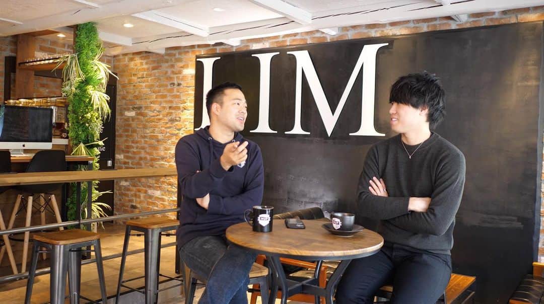 美容整体師川島さん。のインスタグラム：「最近勉強させてもらってる竹花さん。 『本当に年齢なんて関係ない。 結果が全てや。』って思ってる僕にとって １番結果出してる方です。 . 先日そんな竹花さんに 『竹花さんの習慣』を聞いてきました。 みんなにもアウトプット兼ねてシェアします！ . 【20代億万長者の５つの習慣】 １、寝る前にしっかりお風呂にはいる ２、瞑想をする ３、定期的に予防する ４、ストレスを無くす ５、腹８分目ぐらいで抑える . どれも少し意識したら出来ることばかり。 人がやらないことをコツコツするから勝てる。 第二領域をいかにスケジュールに組み込むのか。 今まで色んな成功者と話したけど、 みんなやっぱり 第二領域をいかにスケジュールに組み込むのか。 今までいろんな経営者と話してきたけど、 みんなやっぱり当たり前のことをコツコツしてる人ばかり。 逆に成果が出てない人は、言い訳ばかり。 時間がない、お金がない、僕には無理です。 難しい、、、常に言い訳ばかり。 言い訳は、やらない理由を作ってるだけで、 成功してる人は一切言い訳作ってやらないなんてことはしないね。 . おれは才能全然ないし、お金も元々あったわけじゃない。 でも貯金５万でも自己成長のために30万のセミナーに 行ったこともあったし、そういうのを繰り返して、 成長していくんだと思う。 . 学歴も関係ない。年齢も関係ない。 圧倒的結果で勝負してやろう。 . #整体KAWASHIMA #川島悠希 #youtuber #YouTube #business #経営」