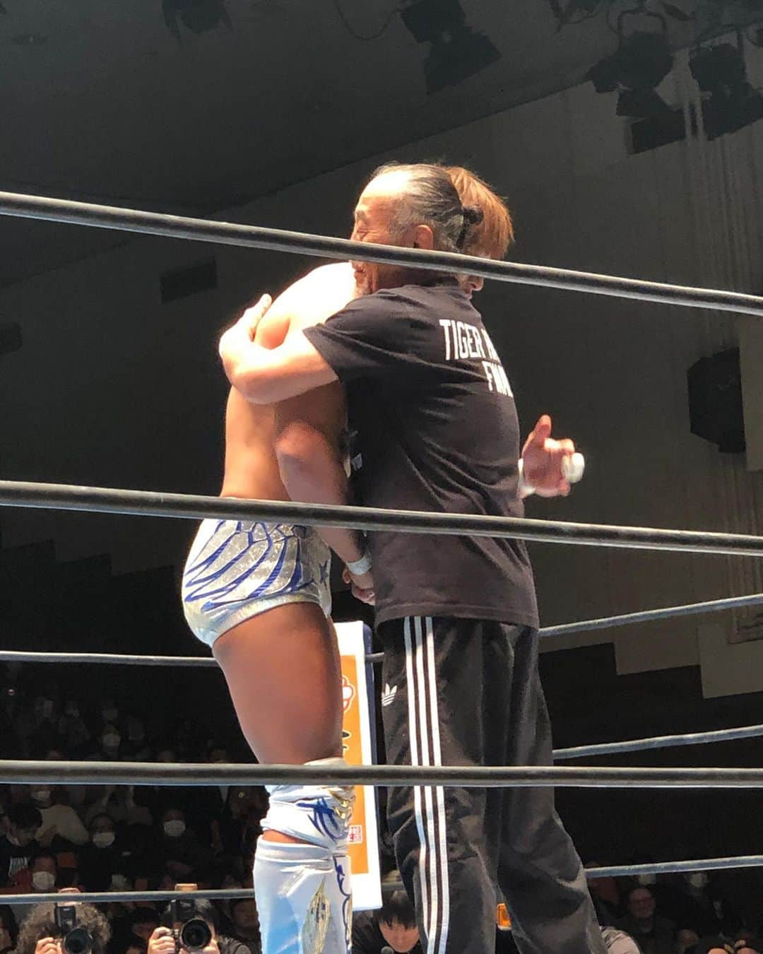 琥珀うたさんのインスタグラム写真 - (琥珀うたInstagram)「. . 2.19新日本プロレス後楽園ホール大会。 レジェンドレフェリー、タイガー服部さんの引退でした。 ALL INを観にアメリカまで行った時、You馬鹿なの？って言われましたw 引退セレモニーとんでもなく豪華😢 お疲れ様でした。 . . #njpw #njpwworld  #legend #referee #retire #新日本プロレス #レジェンド #レフェリー #タイガー服部 #引退 #引退セレモニー #後楽園ホール」2月22日 14時07分 - uta0214khk