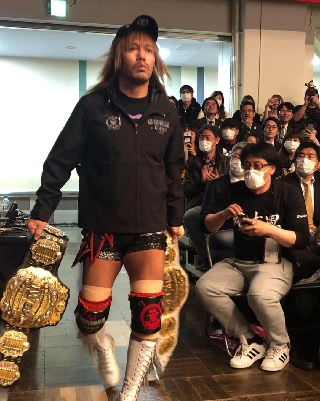 琥珀うたさんのインスタグラム写真 - (琥珀うたInstagram)「. . 2.19新日本プロレス後楽園ホール大会。 レジェンドレフェリー、タイガー服部さんの引退でした。 ALL INを観にアメリカまで行った時、You馬鹿なの？って言われましたw 引退セレモニーとんでもなく豪華😢 お疲れ様でした。 . . #njpw #njpwworld  #legend #referee #retire #新日本プロレス #レジェンド #レフェリー #タイガー服部 #引退 #引退セレモニー #後楽園ホール」2月22日 14時07分 - uta0214khk