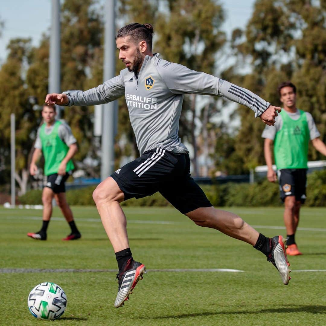 エミリアーノ・インスアのインスタグラム：「Flying to the start ❕❕❕ @lagalaxy 💛💙🤍 #Samurai #3 #LosAngeles #mls #LA #lagalaxy」