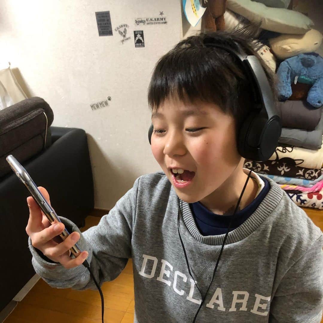 美奈子さんのインスタグラム写真 - (美奈子Instagram)「今日って 2020年(令和2年)2月22日  2〜!!!!! すごいね( *´艸｀) 今日も撮影してるよ〜‪⸜(*ˊᵕˋ*)⸝‬ れんと。。。 歌っております笑  #にーーー #すごい #美奈子 #撮影中」2月22日 14時14分 - minako_official