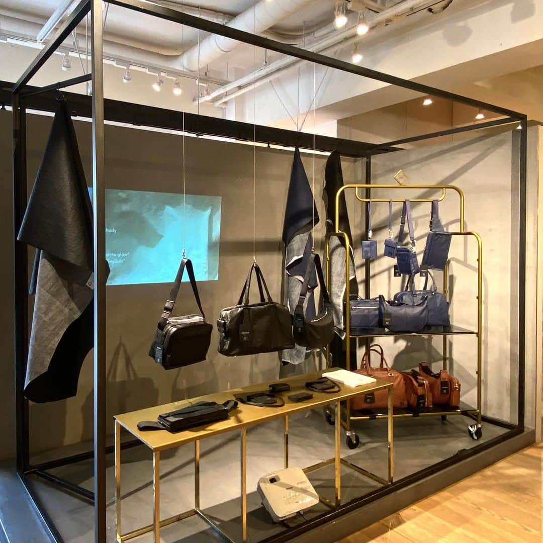 のインスタグラム：「『PORTER OMOTESANDO』  こんにちは。 PORTER OMOTESANDOでは、先日発表したFree Style Dyneema® Bonded Leatherを本日より展示いたします。  展示期間：2月22日（土）～3月9日（月） ※2020年初夏に発売予定。  2004年に発売された「フリースタイル」。 発売から15年以上、PORTERの定番シリーズとして愛され続けています。  吉田カバンの創業85周年を記念し、この「フリースタイル」をアップデートして発売します。  この製品には、日本のバッグブランドで初となるECCO LEAHTER社が開発したDyneema® Bonded Leather を採用。この素材は、世界最強の繊維とされるDyneema®（ダイニーマ®） と牛革をボンディング加工することにより生み出された究極のハイブリッドレザーです。鉄の15倍ほどの強度を持ち、水に浮く軽さを兼ね備えた高い耐久性・軽量性・快適性を持ち合わせた紙のように薄く軽いレザーです。  レザーのアイテムでありながら、今までにない軽量性・耐久性・快適性を兼ね備えたアイテムです。是非、店頭で実際にお手にとり、体感してみてください。 皆様のお越しをスタッフ一同心よりお待ちしております。  #yoshidakaban #porter #吉田カバン #ポーター #porteryoshida #85thanniversary #freestyle #フリースタイル #porterflagshipstore #madeinjapan #japan #omotesando #ecco #eccoleather #innovation #dyneema #ダイニーマ #dritan #leather #black #navy #brown」