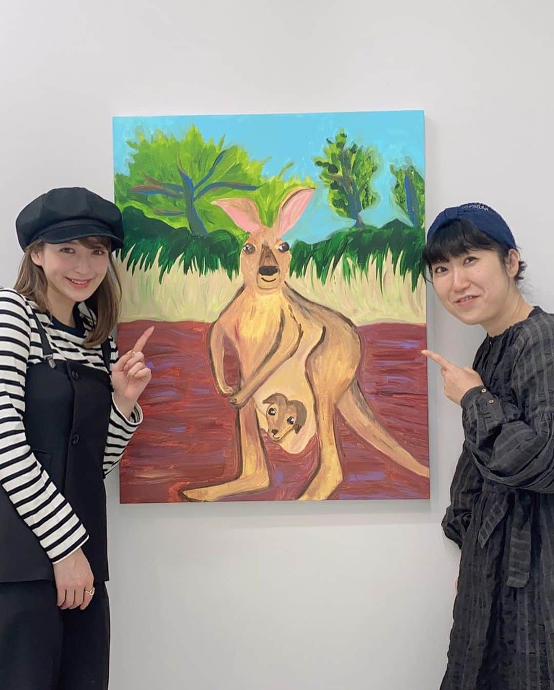 野崎萌香さんのインスタグラム写真 - (野崎萌香Instagram)「@ellie_omiya さんの個展に えりと一緒に行ってきました🦁💓 . . .  躍動感溢れる愛しい動物たちが沢山いて 癒されてきました🦏🐆🐈🦚🦜🦩❤️ . . .  うちのコパンちゃんが赤ちゃんだった頃に 激似の子猫ちゃんの絵可愛かったです。  あとは浮き出て見える キリンさんの絵が好きでした🦒🖼 . . , そして、えりに 「この絵のカンガルーの赤ちゃんに似てるっ」と 言われて撮った１枚🦘🤱❣️ 似てるかな？😂 . . .  3月1日まで六本木ヒルズの森美術館3階にて 開催中です☺︎ 皆さん是非🌝🤏」2月22日 14時36分 - moeka_nozaki