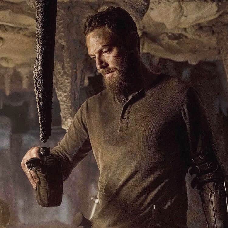 ロス・マーカンドのインスタグラム：「Y'all...this Sunday's mid-season premiere is gonna be stalac-TIGHT! 🤘🤪🤘 @amcthewalkingdead #dadjokes #twd」