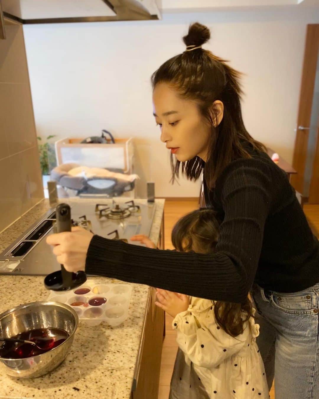 近藤千尋のインスタグラム：「今日は朝から葡萄🍇ゼリー作り😍 お友達が来るから一緒に食べようね🍮 素敵な三連休をお過ごしください❤️❤️ #写真が反転して左利きになっている😂」