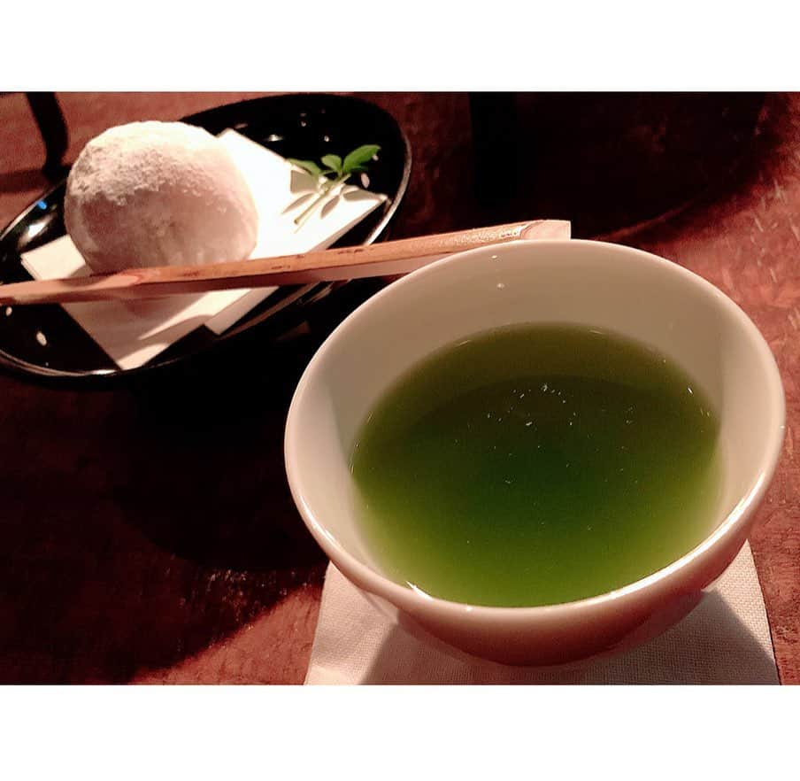 百合華さんのインスタグラム写真 - (百合華Instagram)「福岡の赤坂にひっそりと佇む茶酒房『万 yorozu』でまったりタイム🍵💕﻿ ﻿ ﻿ 『季節の日本茶と和菓子のコース』をいただきました✨﻿ ﻿ こちらのお店では日本茶の価値の高さを再確認🥰﻿ ﻿ 煎茶の最高峰『伝統本玉露』の茶葉を使った１煎目のチビっと感には衝撃を受けましたが、１種類の茶葉だけで幾つもの味わいを体感する事が出来る奥深いお店に出逢えました❤️﻿ ﻿  #japan﻿ #日本﻿ #fukuoka ﻿ #福岡﻿ #赤坂﻿ #万﻿ #yorozu﻿ #茶酒房﻿ #日本茶﻿ #日本茶専門店﻿ #玉露﻿ #伝統本玉露﻿ #煎茶﻿ #最高峰﻿ #衝撃﻿ #奥深い﻿ #美食﻿ #美食家﻿ #aumoグルメ﻿」2月22日 14時53分 - yurika.lovelily