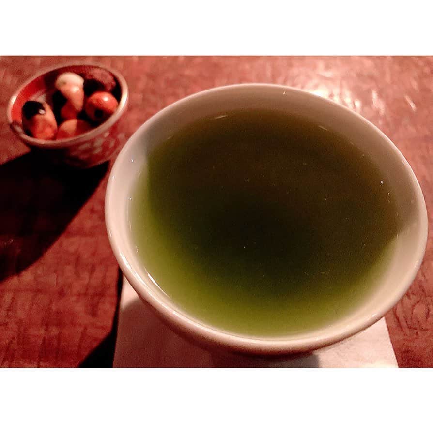 百合華さんのインスタグラム写真 - (百合華Instagram)「福岡の赤坂にひっそりと佇む茶酒房『万 yorozu』でまったりタイム🍵💕﻿ ﻿ ﻿ 『季節の日本茶と和菓子のコース』をいただきました✨﻿ ﻿ こちらのお店では日本茶の価値の高さを再確認🥰﻿ ﻿ 煎茶の最高峰『伝統本玉露』の茶葉を使った１煎目のチビっと感には衝撃を受けましたが、１種類の茶葉だけで幾つもの味わいを体感する事が出来る奥深いお店に出逢えました❤️﻿ ﻿  #japan﻿ #日本﻿ #fukuoka ﻿ #福岡﻿ #赤坂﻿ #万﻿ #yorozu﻿ #茶酒房﻿ #日本茶﻿ #日本茶専門店﻿ #玉露﻿ #伝統本玉露﻿ #煎茶﻿ #最高峰﻿ #衝撃﻿ #奥深い﻿ #美食﻿ #美食家﻿ #aumoグルメ﻿」2月22日 14時53分 - yurika.lovelily