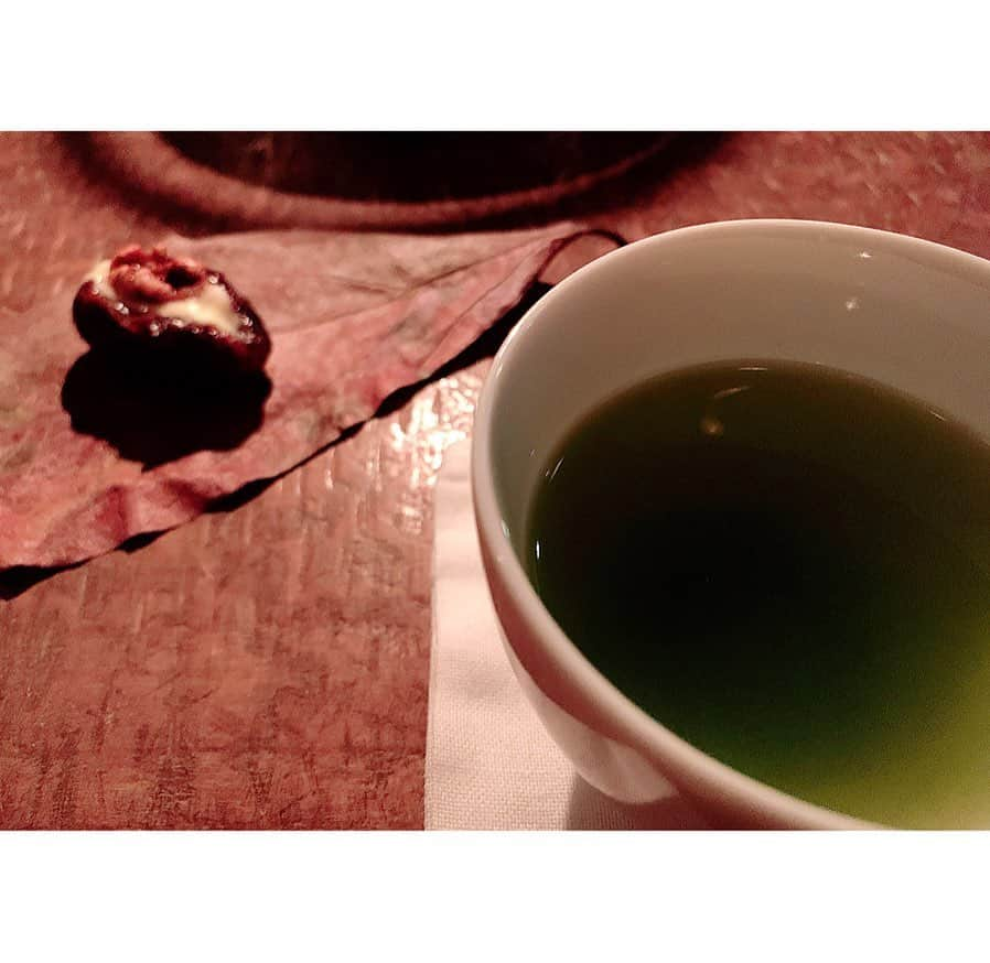 百合華さんのインスタグラム写真 - (百合華Instagram)「福岡の赤坂にひっそりと佇む茶酒房『万 yorozu』でまったりタイム🍵💕﻿ ﻿ ﻿ 『季節の日本茶と和菓子のコース』をいただきました✨﻿ ﻿ こちらのお店では日本茶の価値の高さを再確認🥰﻿ ﻿ 煎茶の最高峰『伝統本玉露』の茶葉を使った１煎目のチビっと感には衝撃を受けましたが、１種類の茶葉だけで幾つもの味わいを体感する事が出来る奥深いお店に出逢えました❤️﻿ ﻿  #japan﻿ #日本﻿ #fukuoka ﻿ #福岡﻿ #赤坂﻿ #万﻿ #yorozu﻿ #茶酒房﻿ #日本茶﻿ #日本茶専門店﻿ #玉露﻿ #伝統本玉露﻿ #煎茶﻿ #最高峰﻿ #衝撃﻿ #奥深い﻿ #美食﻿ #美食家﻿ #aumoグルメ﻿」2月22日 14時53分 - yurika.lovelily