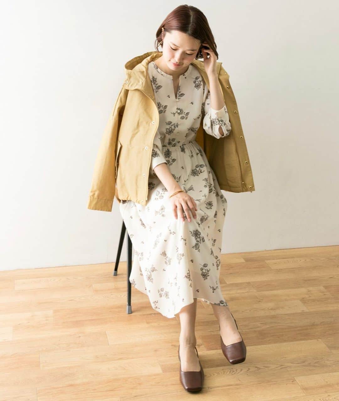 のインスタグラム：「.﻿ -SPRING OUTER-﻿ ﻿ 表面に撥水加工を施したコットンナイロン素材を使用した、お出かけや毎日のデイリーコーデにぴったりのマウンテンパーカーが今季も登場。﻿ この春のレジャーシーンに取り入れたい一着です。﻿ ﻿ #springouter﻿ #urbanresearch」