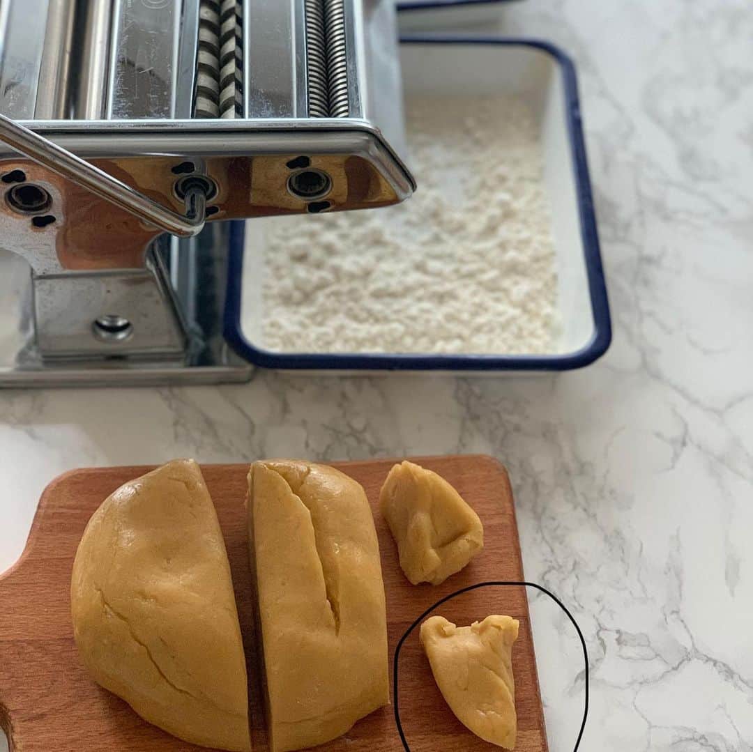 maki ogawaさんのインスタグラム写真 - (maki ogawaInstagram)「#ボーソー米油部 部員として﻿ 活動中です。﻿ ﻿ 今日のお昼ご飯は﻿ #ボーソー米油 ﻿ を使った生パスタです。﻿ ﻿ 本来の生パスタは﻿ デュラムセモリナ粉、﻿ オリーブオイル、卵で作るのですが、﻿ ﻿ 私は小麦粉で作っちゃいます。﻿ ﻿ 写真① 生パスタボロネーゼ　﻿ サラダなし！作る時間なかった😅﻿ ﻿ 写真② 生パスタ　﻿ あえて薄い麺と厚みのある麺と作ります。﻿ ﻿ 写真③ 愛用パスタマシン　15年選手。﻿ 生パスタを作る手間より、　﻿ お手入れの方が大変。ザバザバ洗いたい時もある。﻿ (錆びるので洗えません)﻿ これでうどんもラザニアも、﻿ 餃子の皮も作れます。﻿ ﻿ 写真④ 材料　小麦粉、卵、塩、米油﻿ ﻿ 写真⑤小麦粉のくぼみに卵と塩、米油を入れます。﻿ ﻿ 写真⑥材料全てを混ぜませ。途中からこねこね。﻿ ﻿ 写真⑦ひとまとめにしたら、ラップで包んで2、3時間冷蔵庫で寝かせます。　﻿ ﻿ 写真⑧、⑨ 出来上がった生地を少し取り分けて、﻿ まずはパスタマシンのお掃除。﻿ とにかく洗えないので﻿ 使い終わった後の拭き掃除と、﻿ 使う前の生地掃除は必ずしないといけないのです💦﻿ ﻿ 写真⑩ 生パスタの出来上がり！﻿ ﻿ 今日は家にいるのは私と長男だけ。 ﻿ 長男が生パスタが好きなので、﻿ 母は張り切っちゃいました😆😆 ﻿ ﻿ #foodstagram #lunch #Japanese_food #japanfood #yummy #freshhomemadepasta #freshpasta ﻿ #ボーソー油脂 #米あぶlove #japanesecuisine  #料理好きな人と繋がりたい #パスタ #bentomaker #bentolover #おべんたぐらむ #ママリクッキング #息子弁当 #高校生弁当 #レシピブログ #フーディーテーブル #フーディスト ﻿ http://www.facebook.com/cuteobento」2月22日 14時47分 - cuteobento