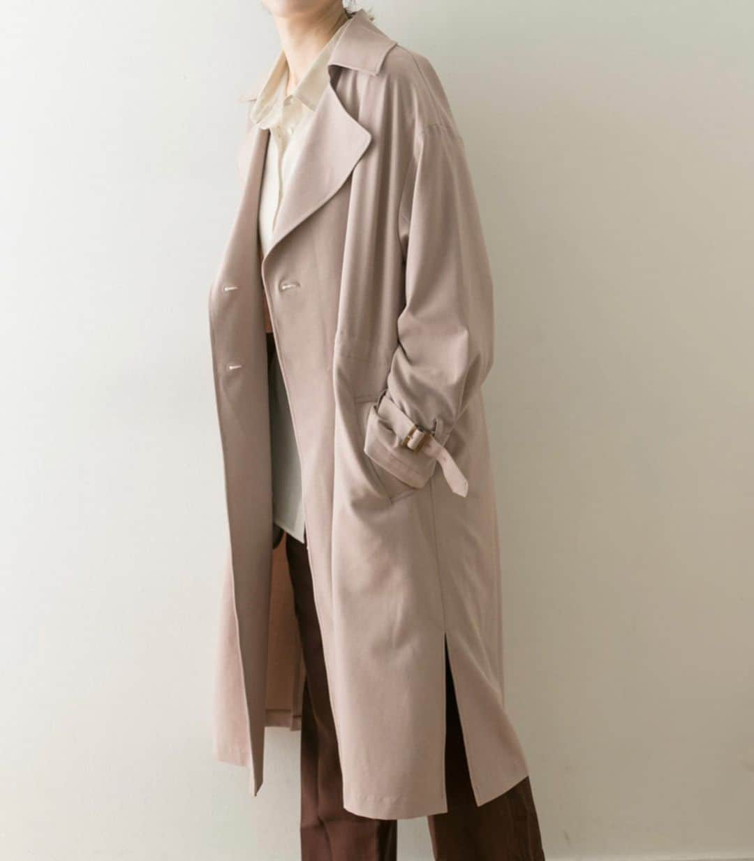アーバンリサーチさんのインスタグラム写真 - (アーバンリサーチInstagram)「.﻿ -SPRING OUTER-﻿ ﻿ オンオフ関わらず、毎年活躍する上品なノーカラートレンチコートはリラックスサイズと、落ち感のある柔らかな生地感が春の気分にぴったり。﻿ ﻿ ﻿ #springouter﻿ #urbanresearch」2月22日 14時48分 - urban_research