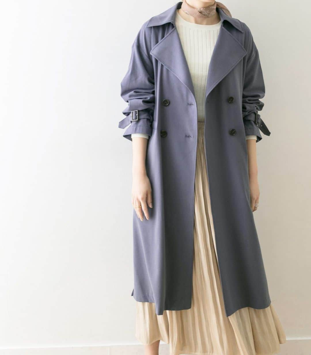 のインスタグラム：「.﻿ -SPRING OUTER-﻿ ﻿ オンオフ関わらず、毎年活躍する上品なノーカラートレンチコートはリラックスサイズと、落ち感のある柔らかな生地感が春の気分にぴったり。﻿ ﻿ ﻿ #springouter﻿ #urbanresearch」